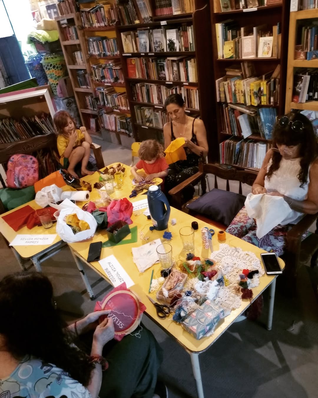 El colectivo Bordando Luchas nos invita a participar de creación de una gran bandera bordada